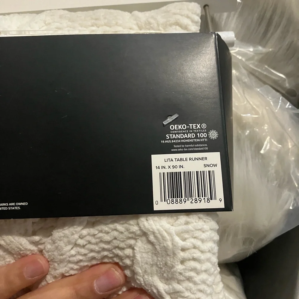 New UGG LITA table runner in the color snow 14x90 - Picture 5 of 6